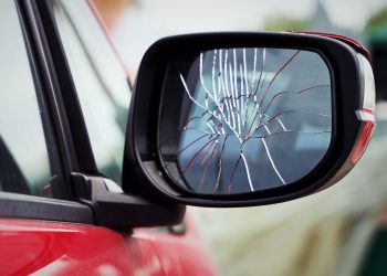 Crash for money: police warn about new wing mirror rip-off