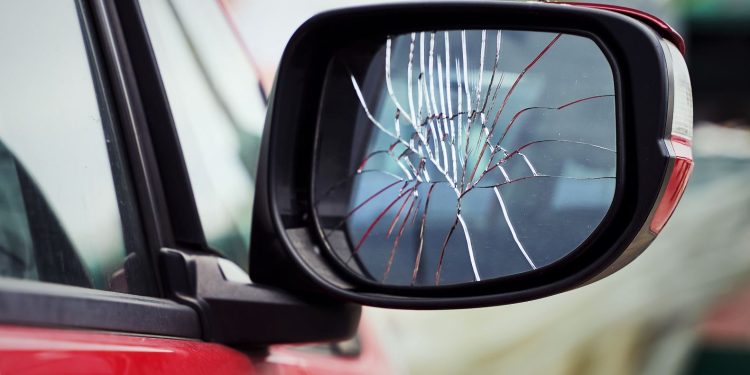 Crash for money: police warn about new wing mirror rip-off